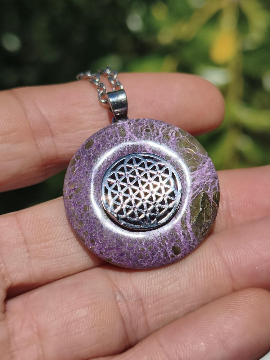 Stichtit Kette Donut Edelstein + Donut Halter Silber Pi Schutzsymbol Lila violett Anhänger Mann Frau Heilstein Festival Kristall Rarität - Art of Nature Berlin