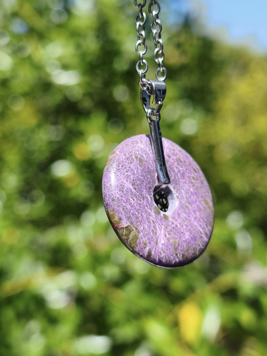 Stichtit Kette Donut Edelstein + Donut Halter Silber Pi Schutzsymbol Lila violett Anhänger Mann Frau Heilstein Festival Kristall Rarität - Art of Nature Berlin
