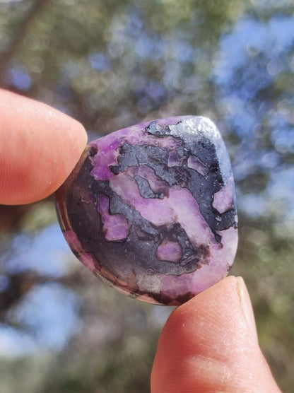 Sugilith A - 100% Natürlich Sugilite Cabochon Sammler Mineral lila hochwertig edel Geldanlage Investition Heilstein Rarität Unikat Therapie - Art of Nature Berlin