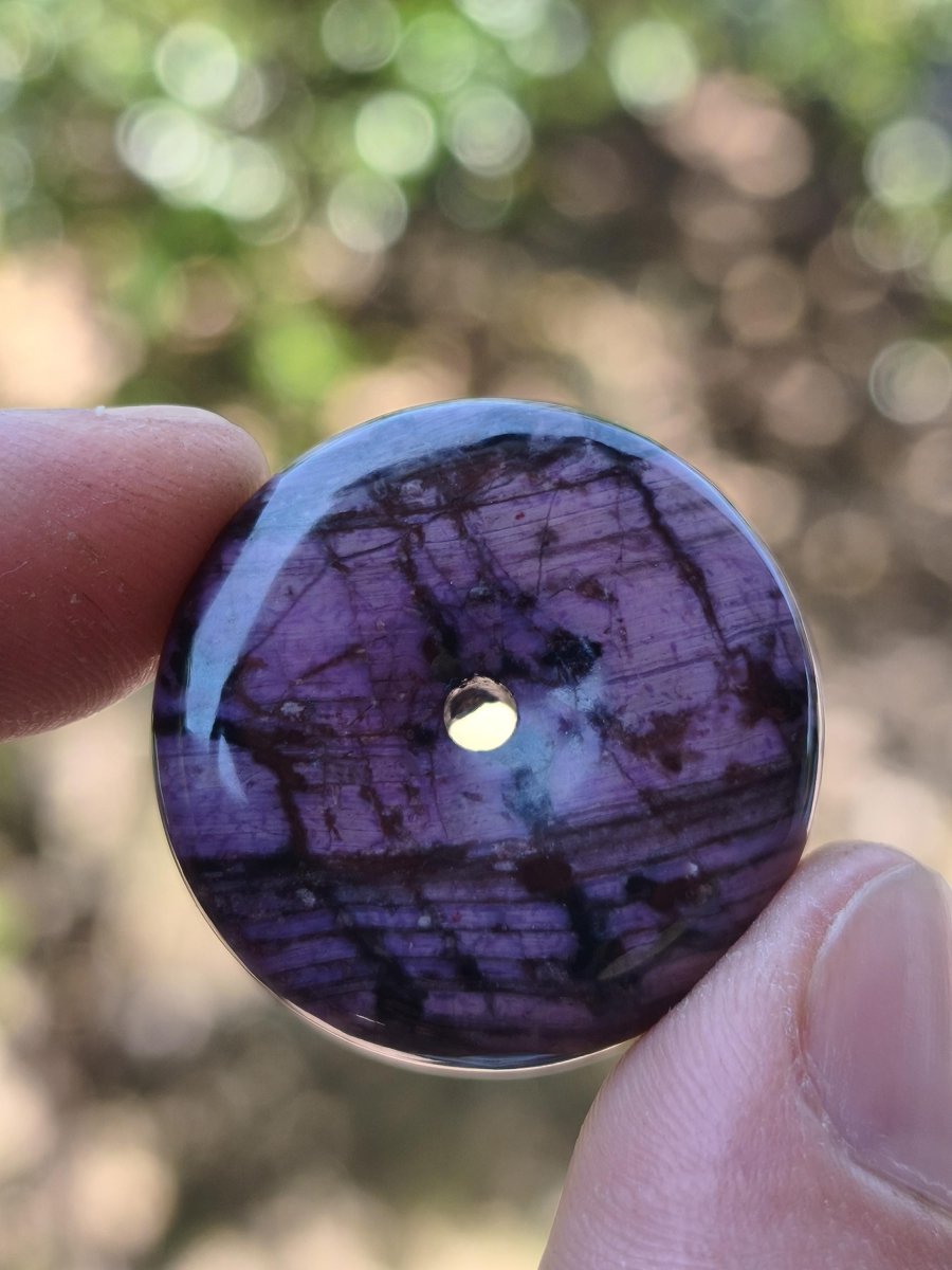 Sugilith AAA Schutz Donut Edelstein Kristall Heilstein Rarität Selten Sammler lila Anhänger rund Geschenk Mann Frau Er Sie Freund violet - Art of Nature Berlin