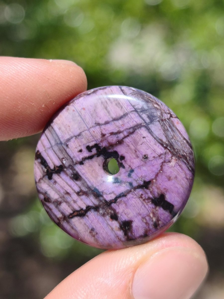 Sugilith AAA Schutz Donut Edelstein Kristall Heilstein Rarität Selten Sammler lila Anhänger rund Geschenk Mann Frau Er Sie Freund violet - Art of Nature Berlin