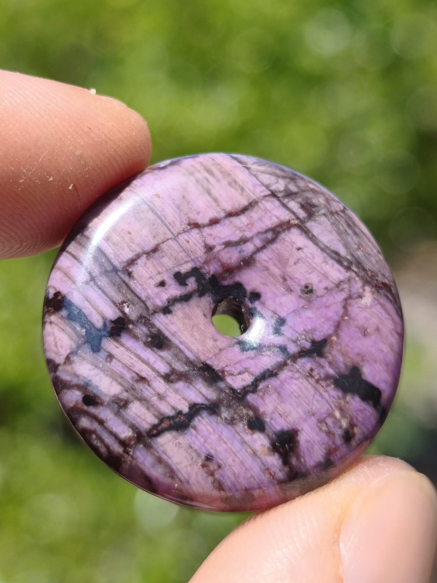 Sugilith AAA Schutz Donut Edelstein Kristall Heilstein Rarität Selten Sammler lila Anhänger rund Geschenk Mann Frau Er Sie Freund violet - Art of Nature Berlin