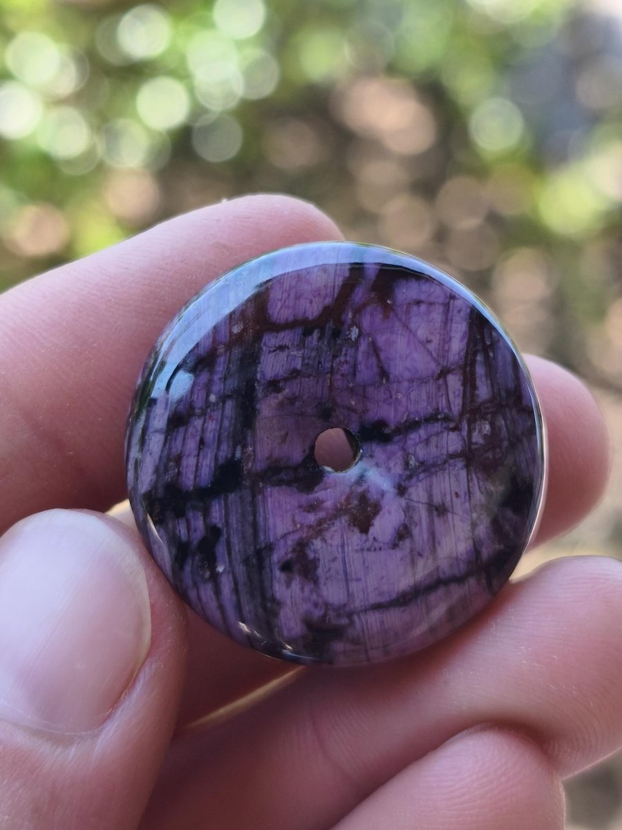 Sugilith AAA Schutz Donut Edelstein Kristall Heilstein Rarität Selten Sammler lila Anhänger rund Geschenk Mann Frau Er Sie Freund violet - Art of Nature Berlin