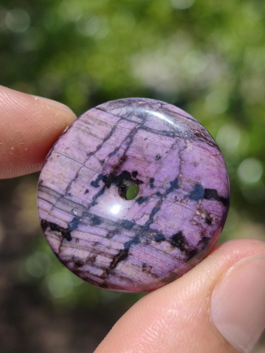 Sugilith AAA Schutz Donut Edelstein Kristall Heilstein Rarität Selten Sammler lila Anhänger rund Geschenk Mann Frau Er Sie Freund violet - Art of Nature Berlin