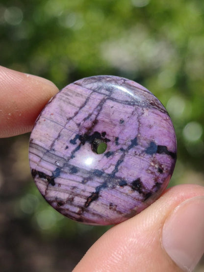 Sugilith AAA Schutz Donut Edelstein Kristall Heilstein Rarität Selten Sammler lila Anhänger rund Geschenk Mann Frau Er Sie Freund violet - Art of Nature Berlin