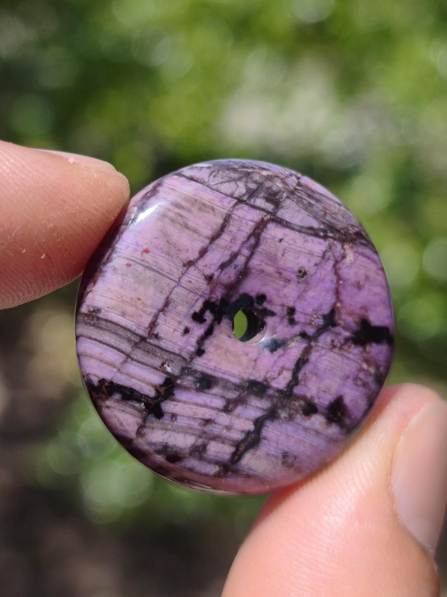 Sugilith AAA Schutz Donut Edelstein Kristall Heilstein Rarität Selten Sammler lila Anhänger rund Geschenk Mann Frau Er Sie Freund violet - Art of Nature Berlin