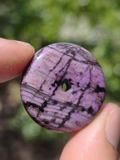 Sugilith AAA Schutz Donut Edelstein Kristall Heilstein Rarität Selten Sammler lila Anhänger rund Geschenk Mann Frau Er Sie Freund violet - Art of Nature Berlin
