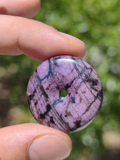 Sugilith AAA Schutz Donut Edelstein Kristall Heilstein Rarität Selten Sammler lila Anhänger rund Geschenk Mann Frau Er Sie Freund violet - Art of Nature Berlin