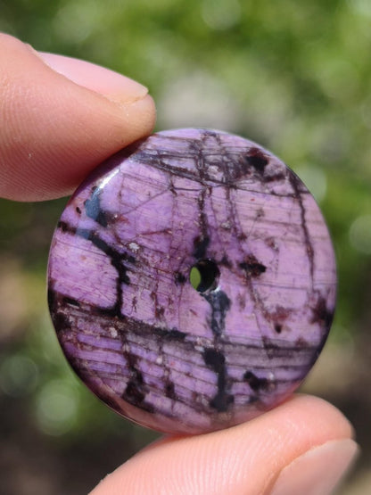 Sugilith AAA Schutz Donut Edelstein Kristall Heilstein Rarität Selten Sammler lila Anhänger rund Geschenk Mann Frau Er Sie Freund violet - Art of Nature Berlin
