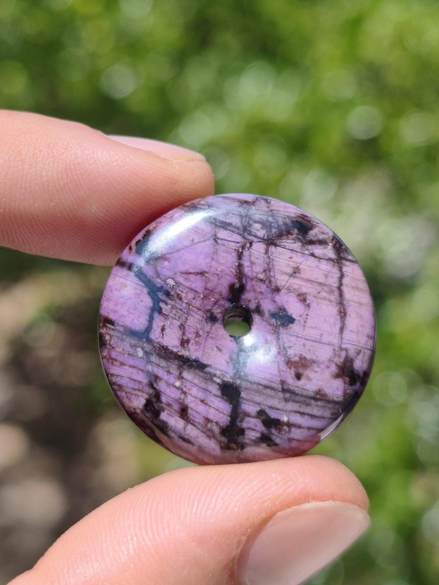 Sugilith AAA Schutz Donut Edelstein Kristall Heilstein Rarität Selten Sammler lila Anhänger rund Geschenk Mann Frau Er Sie Freund violet - Art of Nature Berlin
