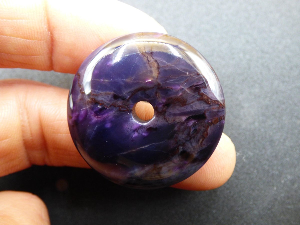 Sugilith AAA Schutz Donut Edelstein Kristall Heilstein Rarität Selten Sammler lila Anhänger rund Geschenk Mann Frau Er Sie Freund violet - Art of Nature Berlin