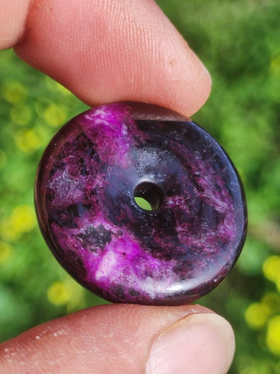 Sugilith AAA Schutz Donut Edelstein Kristall Heilstein Rarität Selten Sammler lila Anhänger rund Geschenk Mann Frau Er Sie Freund violet - Art of Nature Berlin