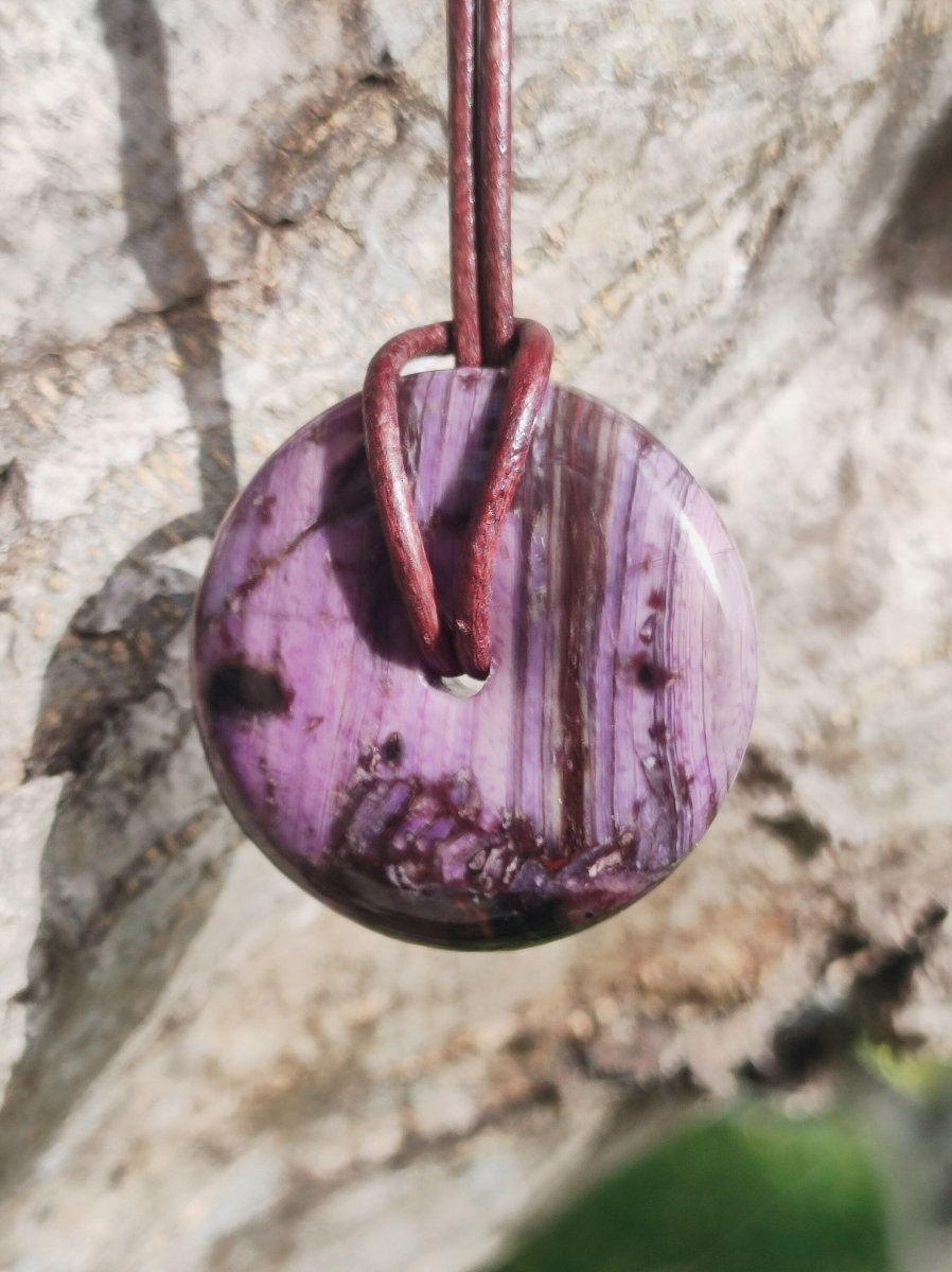 Sugilith AAA Schutz Donut Edelstein Kristall Heilstein Rarität Selten Sammler lila Anhänger rund Geschenk Mann Frau Er Sie Freund violet - Art of Nature Berlin