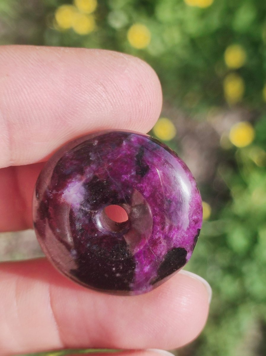 Sugilith AAA Schutz Donut Edelstein Kristall Heilstein Rarität Selten Sammler lila Anhänger rund Geschenk Mann Frau Er Sie Freund violet - Art of Nature Berlin