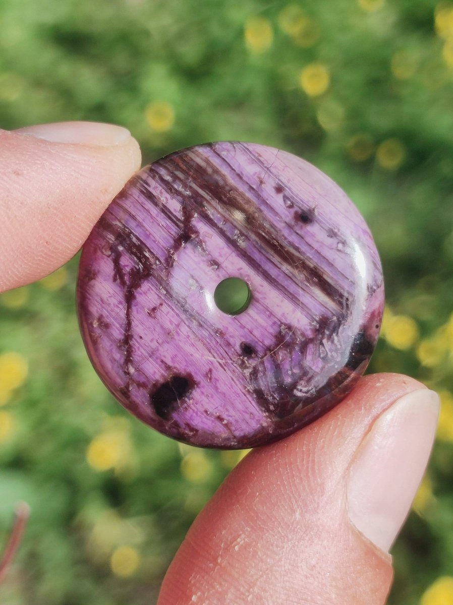 Sugilith AAA Schutz Donut Edelstein Kristall Heilstein Rarität Selten Sammler lila Anhänger rund Geschenk Mann Frau Er Sie Freund violet - Art of Nature Berlin