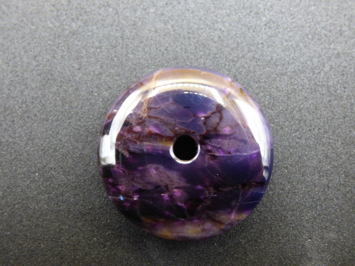 Sugilith AAA Schutz Donut Edelstein Kristall Heilstein Rarität Selten Sammler lila Anhänger rund Geschenk Mann Frau Er Sie Freund violet - Art of Nature Berlin