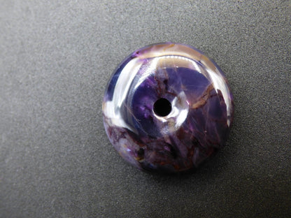 Sugilith AAA Schutz Donut Edelstein Kristall Heilstein Rarität Selten Sammler lila Anhänger rund Geschenk Mann Frau Er Sie Freund violet - Art of Nature Berlin