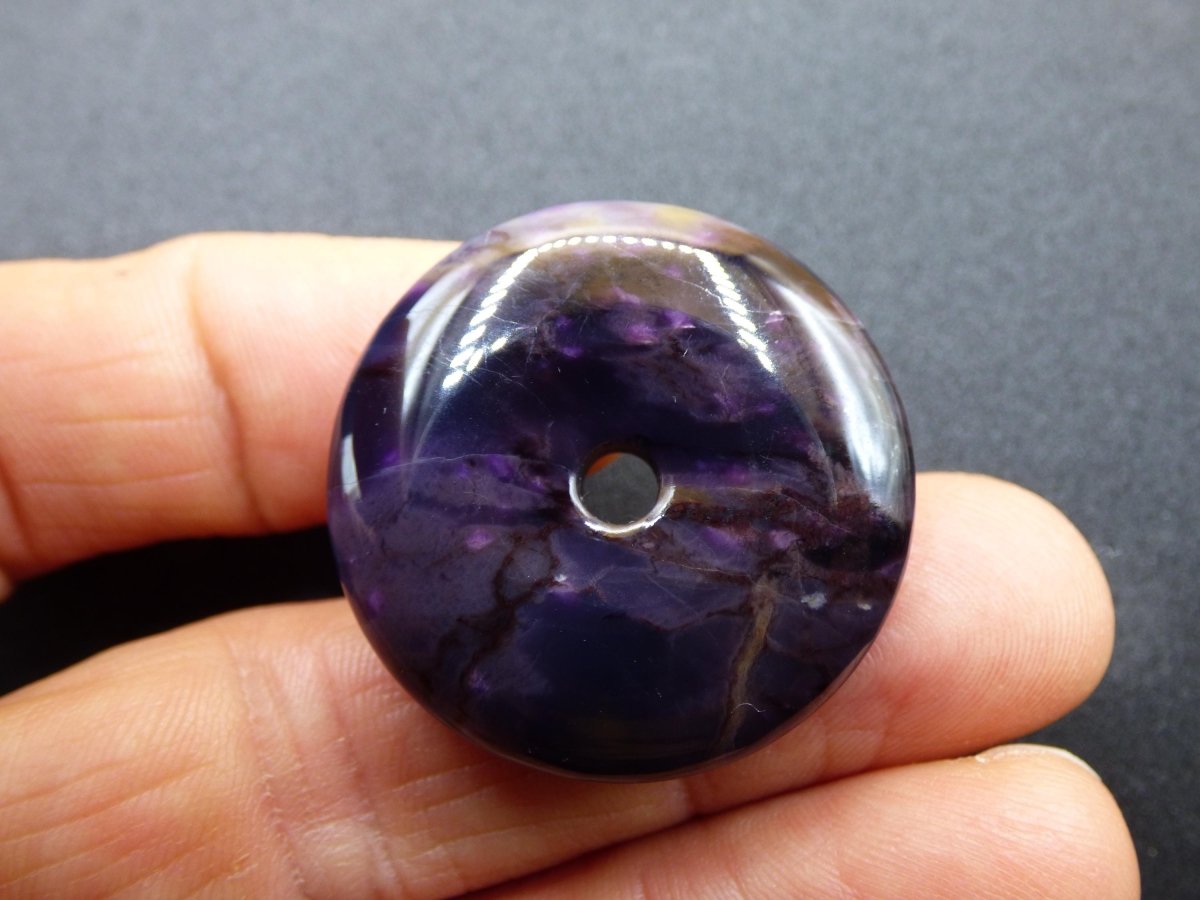 Sugilith AAA Schutz Donut Edelstein Kristall Heilstein Rarität Selten Sammler lila Anhänger rund Geschenk Mann Frau Er Sie Freund violet - Art of Nature Berlin