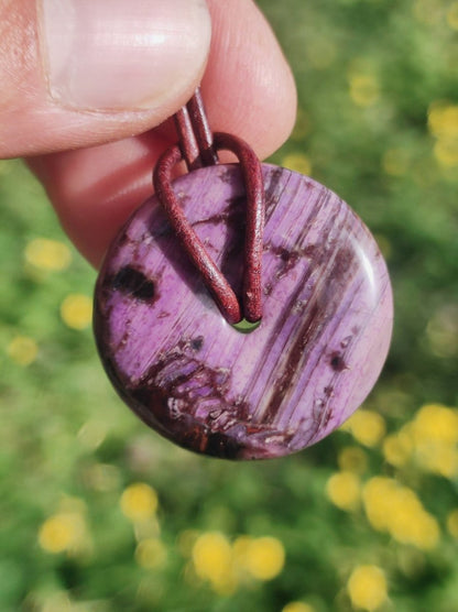 Sugilith AAA Schutz Donut Edelstein Kristall Heilstein Rarität Selten Sammler lila Anhänger rund Geschenk Mann Frau Er Sie Freund violet - Art of Nature Berlin