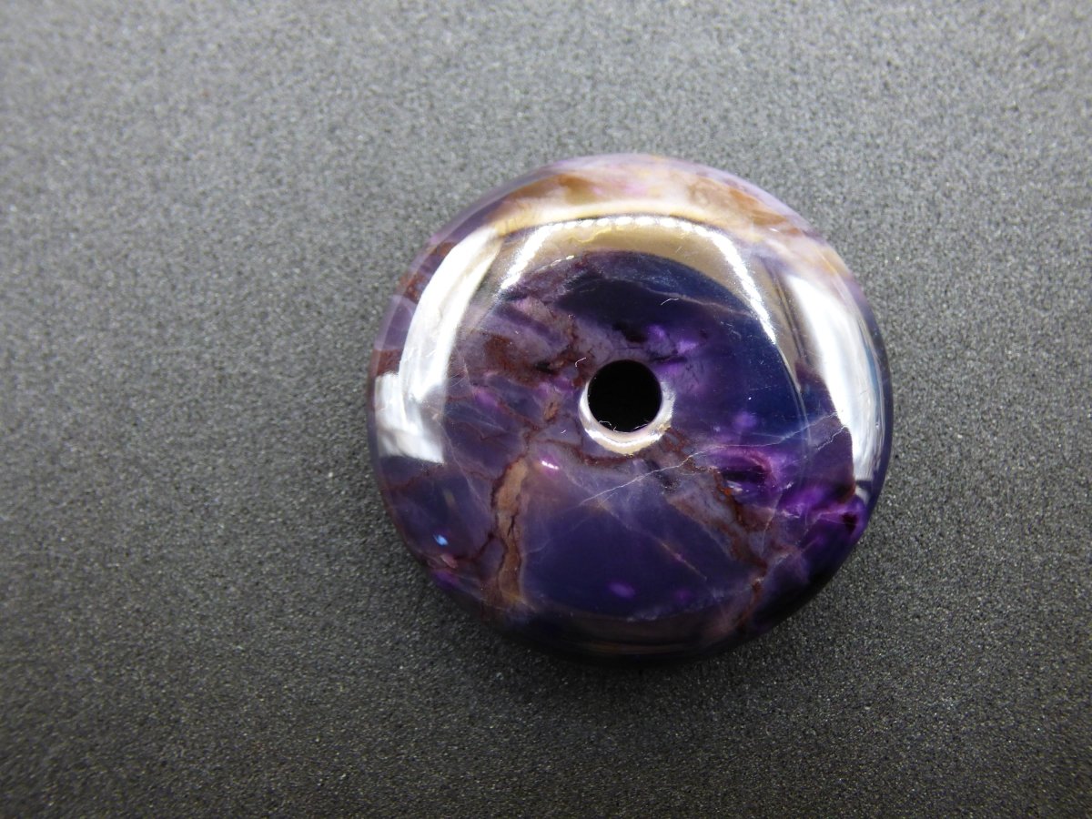 Sugilith AAA Schutz Donut Edelstein Kristall Heilstein Rarität Selten Sammler lila Anhänger rund Geschenk Mann Frau Er Sie Freund violet - Art of Nature Berlin