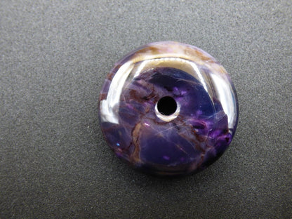 Sugilith AAA Schutz Donut Edelstein Kristall Heilstein Rarität Selten Sammler lila Anhänger rund Geschenk Mann Frau Er Sie Freund violet - Art of Nature Berlin