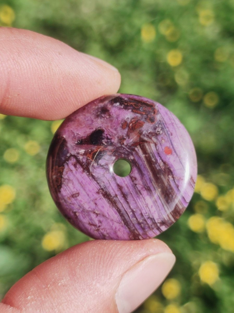 Sugilith AAA Schutz Donut Edelstein Kristall Heilstein Rarität Selten Sammler lila Anhänger rund Geschenk Mann Frau Er Sie Freund violet - Art of Nature Berlin