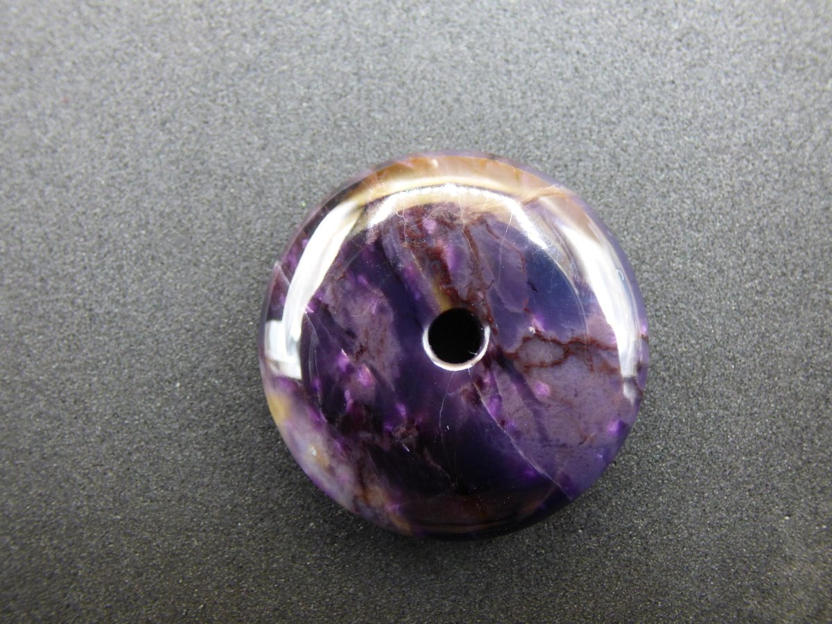 Sugilith AAA Schutz Donut Edelstein Kristall Heilstein Rarität Selten Sammler lila Anhänger rund Geschenk Mann Frau Er Sie Freund violet - Art of Nature Berlin