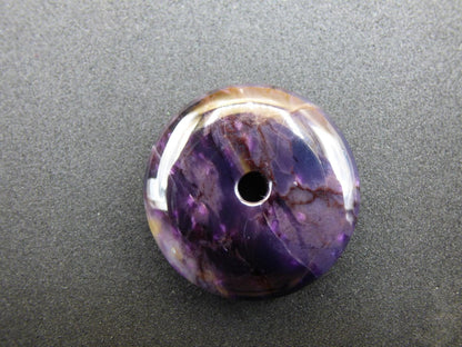 Sugilith AAA Schutz Donut Edelstein Kristall Heilstein Rarität Selten Sammler lila Anhänger rund Geschenk Mann Frau Er Sie Freund violet - Art of Nature Berlin