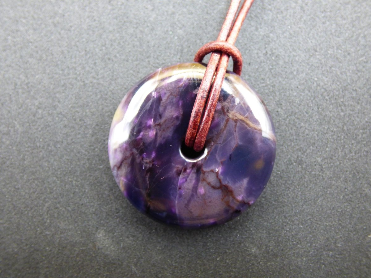 Sugilith AAA Schutz Donut Edelstein Kristall Heilstein Rarität Selten Sammler lila Anhänger rund Geschenk Mann Frau Er Sie Freund violet - Art of Nature Berlin