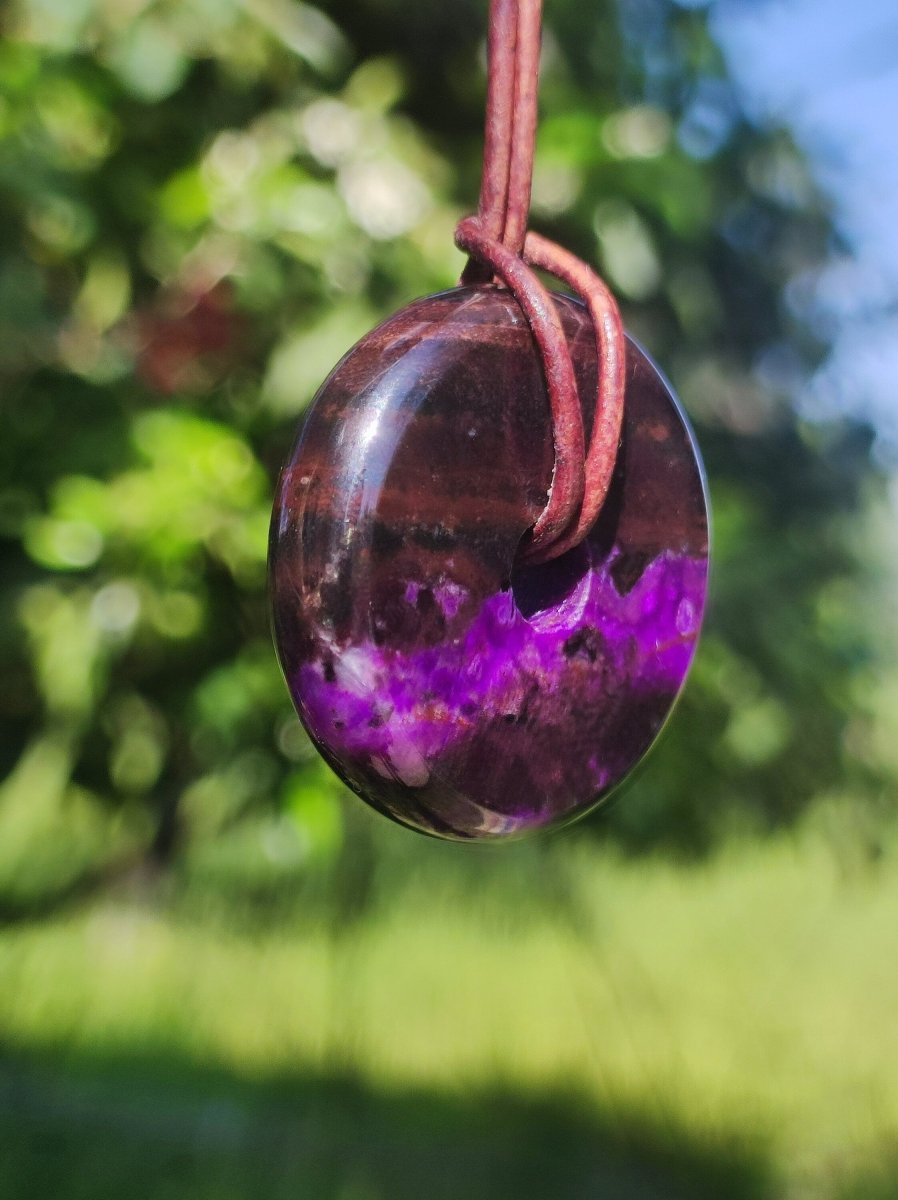 Sugilith AAA Schutz Donut Edelstein Kristall Heilstein Rarität Selten Sammler lila Anhänger rund Geschenk Mann Frau Er Sie Freund violet - Art of Nature Berlin