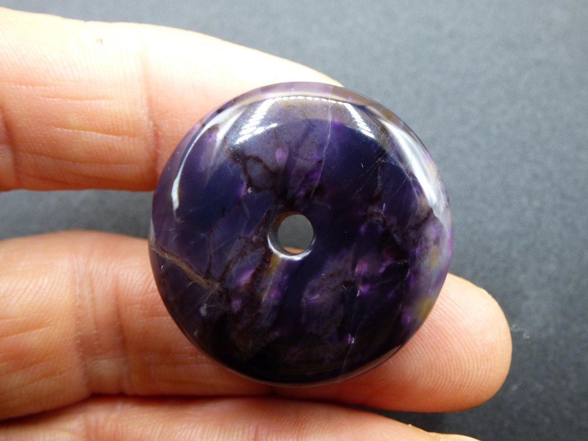 Sugilith AAA Schutz Donut Edelstein Kristall Heilstein Rarität Selten Sammler lila Anhänger rund Geschenk Mann Frau Er Sie Freund violet - Art of Nature Berlin
