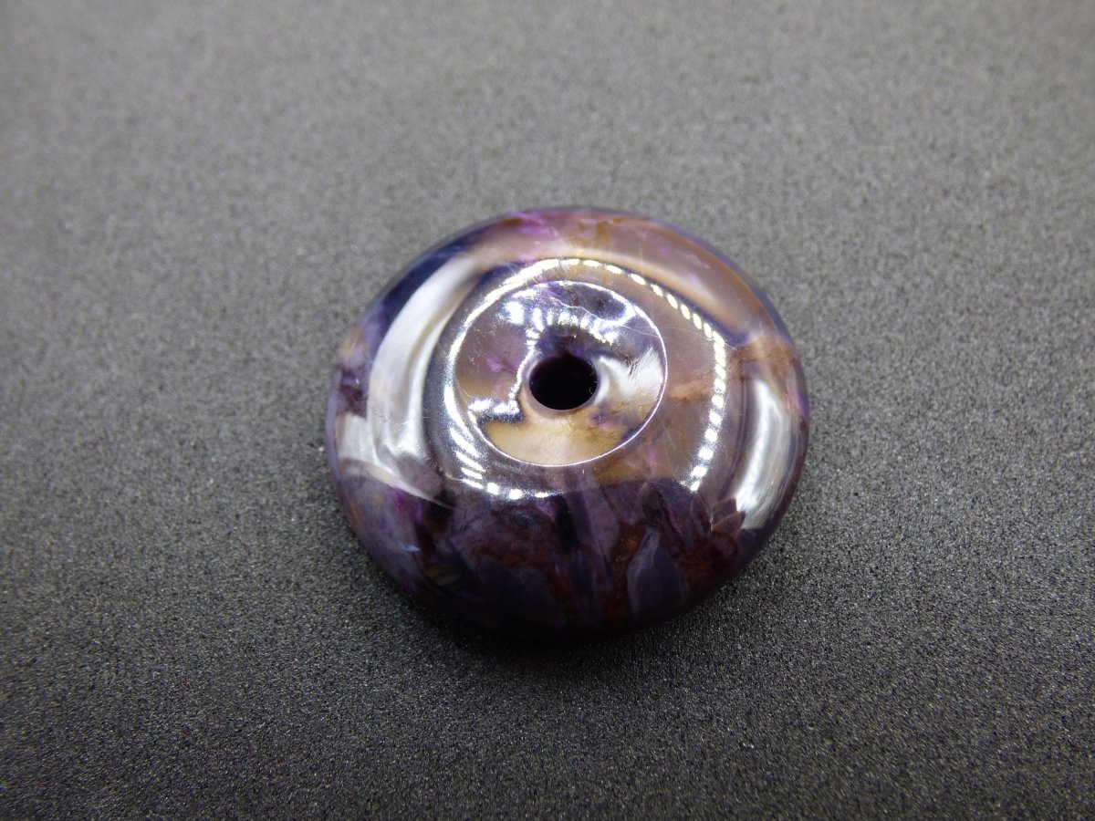 Sugilith AAA Schutz Donut Edelstein Kristall Heilstein Rarität Selten Sammler lila Anhänger rund Geschenk Mann Frau Er Sie Freund violet - Art of Nature Berlin