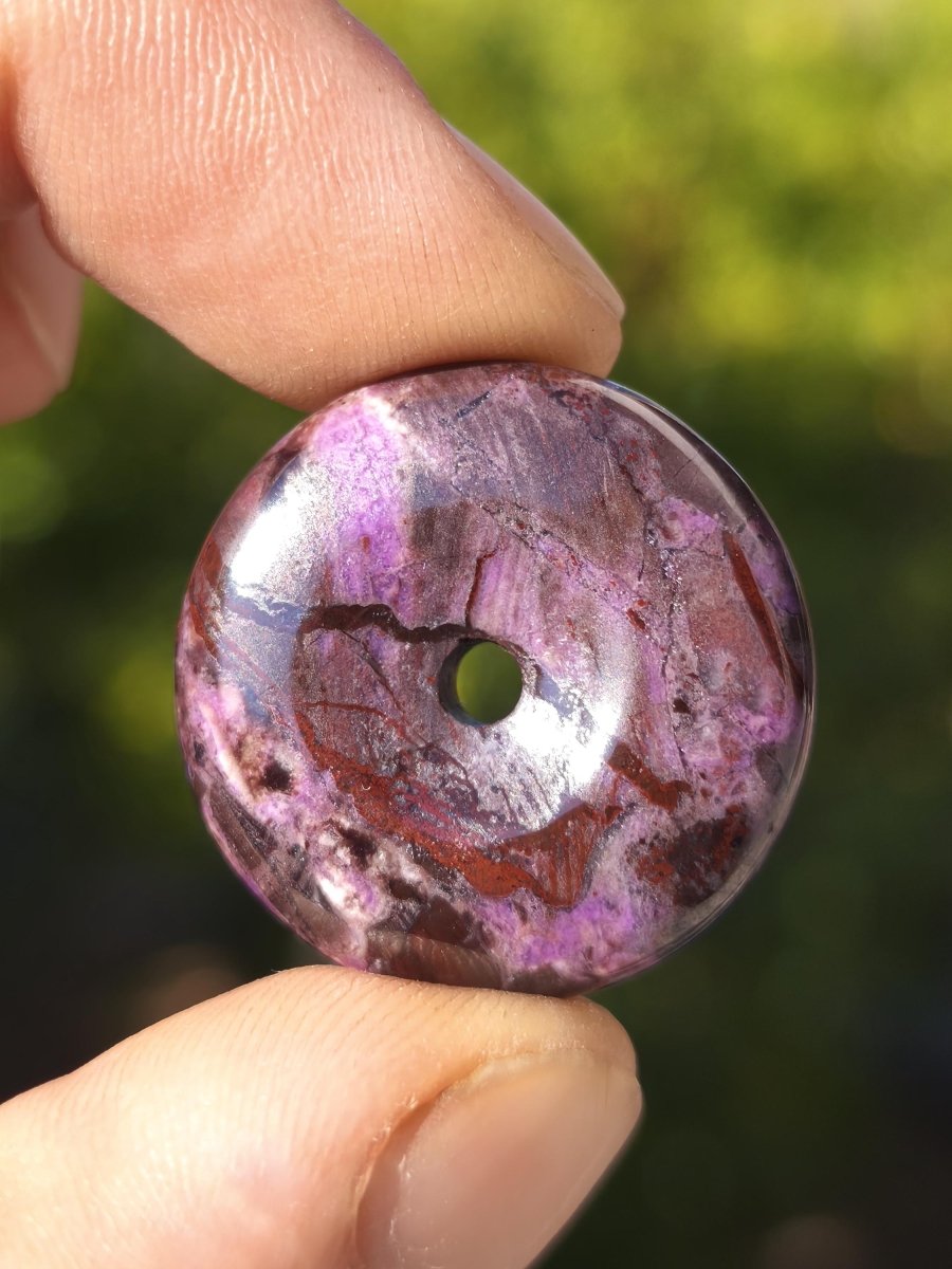Sugilith Bustamit Kette Donut Edelstein Anhänger Kristall Heilstein Rarität selten Sammler Mineral lila rund Geschenk Mann Frau Er Sie Rar - Art of Nature Berlin