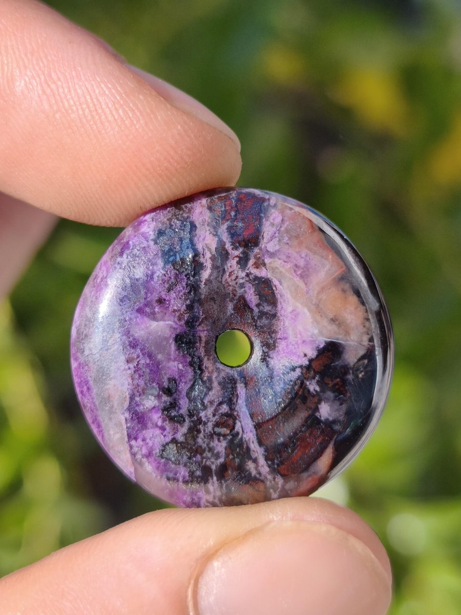 Sugilith Bustamit Kette Donut Edelstein Anhänger Kristall Heilstein Rarität selten Sammler Mineral lila rund Geschenk Mann Frau Er Sie Rar - Art of Nature Berlin
