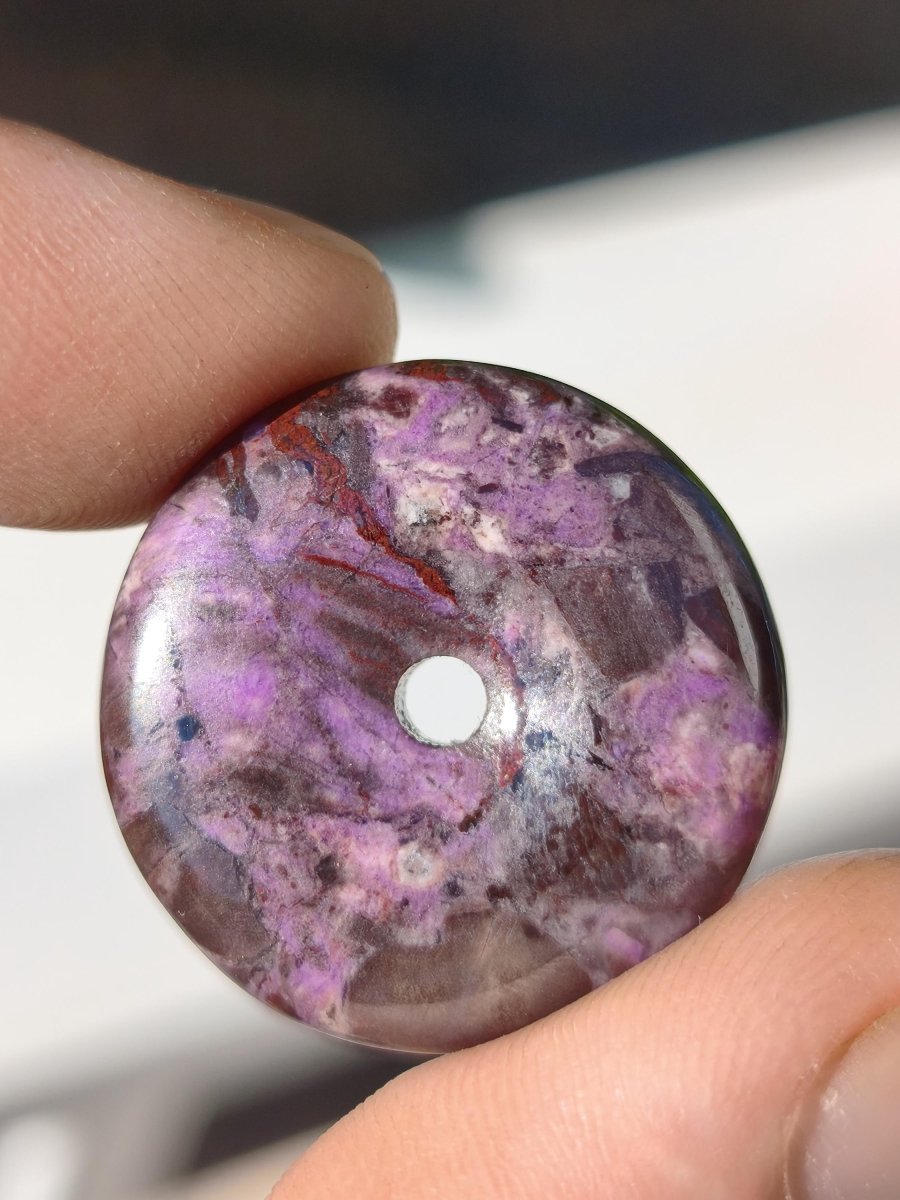 Sugilith Bustamit Kette Donut Edelstein Anhänger Kristall Heilstein Rarität selten Sammler Mineral lila rund Geschenk Mann Frau Er Sie Rar - Art of Nature Berlin
