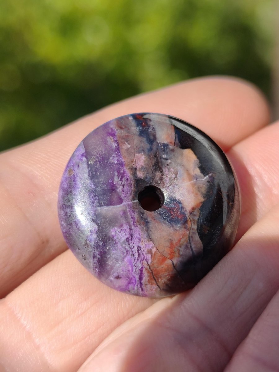 Sugilith Bustamit Kette Donut Edelstein Anhänger Kristall Heilstein Rarität selten Sammler Mineral lila rund Geschenk Mann Frau Er Sie Rar - Art of Nature Berlin