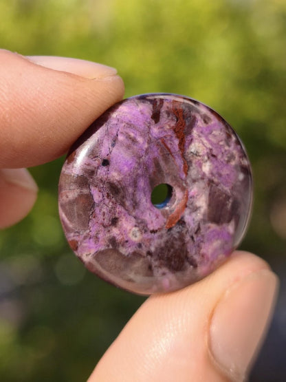 Sugilith Bustamit Kette Donut Edelstein Anhänger Kristall Heilstein Rarität selten Sammler Mineral lila rund Geschenk Mann Frau Er Sie Rar - Art of Nature Berlin