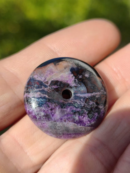 Sugilith Bustamit Kette Donut Edelstein Anhänger Kristall Heilstein Rarität selten Sammler Mineral lila rund Geschenk Mann Frau Er Sie Rar - Art of Nature Berlin