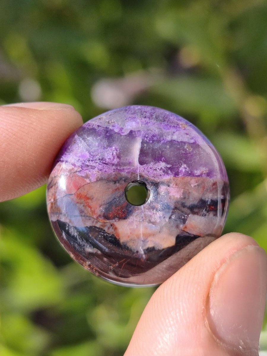 Sugilith Bustamit Kette Donut Edelstein Anhänger Kristall Heilstein Rarität selten Sammler Mineral lila rund Geschenk Mann Frau Er Sie Rar - Art of Nature Berlin