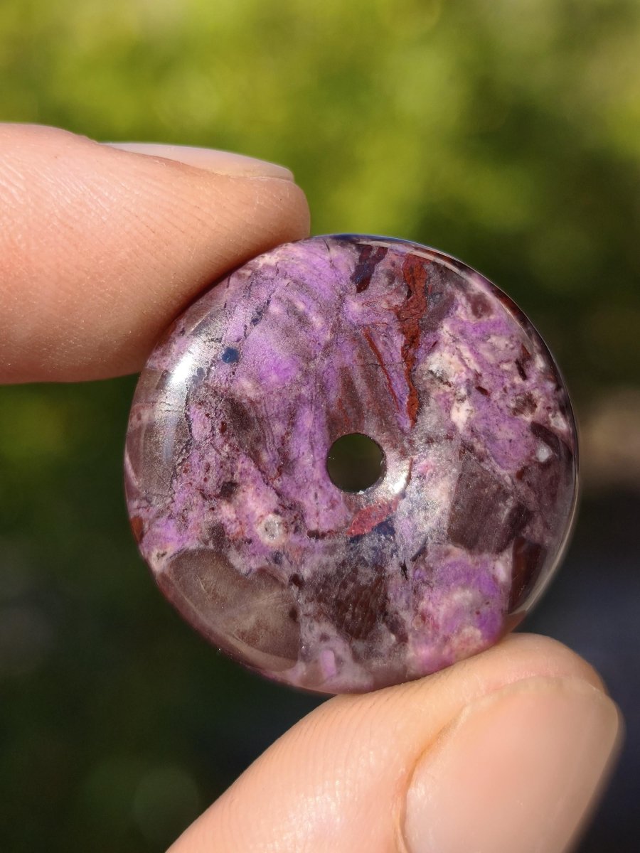 Sugilith Bustamit Kette Donut Edelstein Anhänger Kristall Heilstein Rarität selten Sammler Mineral lila rund Geschenk Mann Frau Er Sie Rar - Art of Nature Berlin