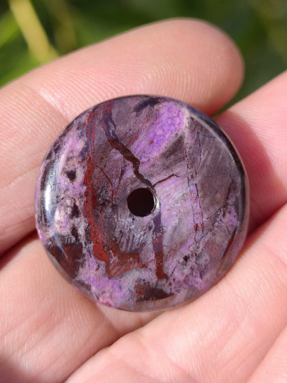 Sugilith Bustamit Kette Donut Edelstein Anhänger Kristall Heilstein Rarität selten Sammler Mineral lila rund Geschenk Mann Frau Er Sie Rar - Art of Nature Berlin