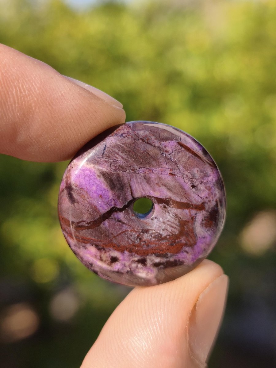 Sugilith Bustamit Kette Donut Edelstein Anhänger Kristall Heilstein Rarität selten Sammler Mineral lila rund Geschenk Mann Frau Er Sie Rar - Art of Nature Berlin