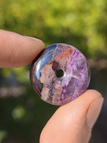 Sugilith Bustamit Kette Donut Edelstein Anhänger Kristall Heilstein Rarität selten Sammler Mineral lila rund Geschenk Mann Frau Er Sie Rar - Art of Nature Berlin