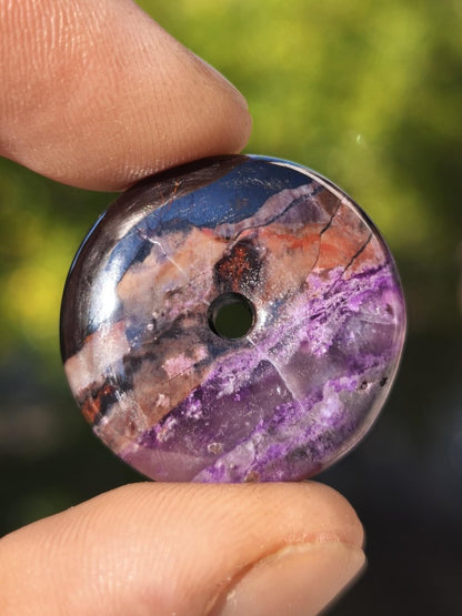 Sugilith Bustamit Kette Donut Edelstein Anhänger Kristall Heilstein Rarität selten Sammler Mineral lila rund Geschenk Mann Frau Er Sie Rar - Art of Nature Berlin