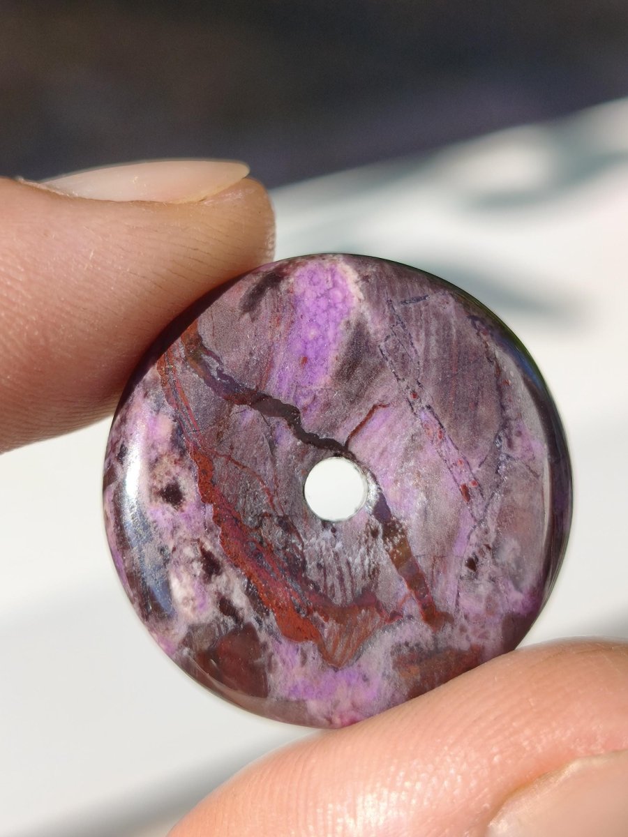 Sugilith Bustamit Kette Donut Edelstein Anhänger Kristall Heilstein Rarität selten Sammler Mineral lila rund Geschenk Mann Frau Er Sie Rar - Art of Nature Berlin