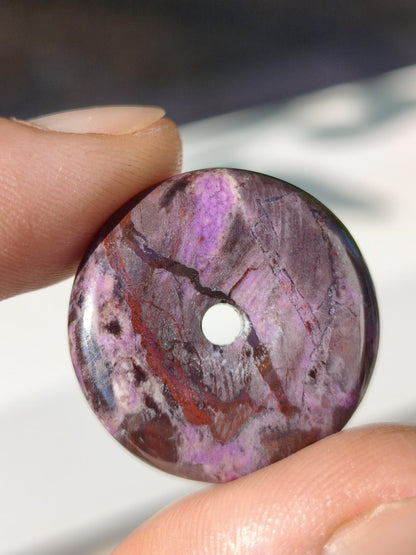 Sugilith Bustamit Kette Donut Edelstein Anhänger Kristall Heilstein Rarität selten Sammler Mineral lila rund Geschenk Mann Frau Er Sie Rar - Art of Nature Berlin