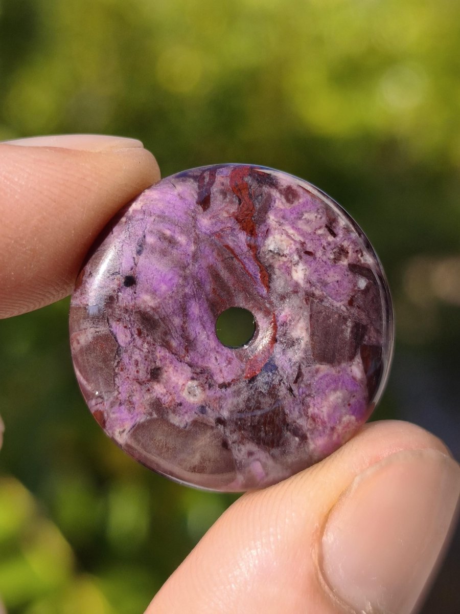 Sugilith Bustamit Kette Donut Edelstein Anhänger Kristall Heilstein Rarität selten Sammler Mineral lila rund Geschenk Mann Frau Er Sie Rar - Art of Nature Berlin