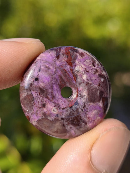 Sugilith Bustamit Kette Donut Edelstein Anhänger Kristall Heilstein Rarität selten Sammler Mineral lila rund Geschenk Mann Frau Er Sie Rar - Art of Nature Berlin