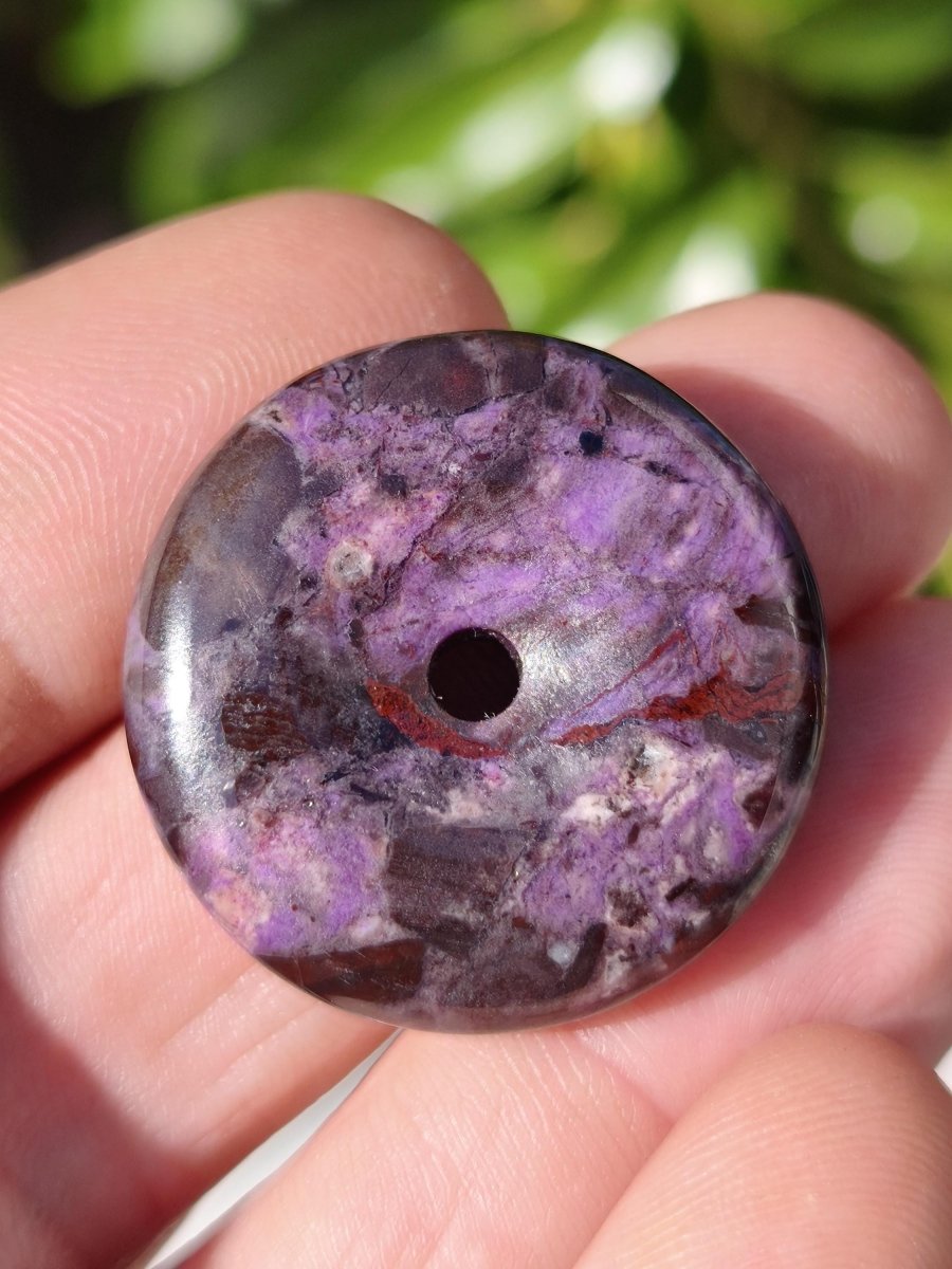 Sugilith Bustamit Kette Donut Edelstein Anhänger Kristall Heilstein Rarität selten Sammler Mineral lila rund Geschenk Mann Frau Er Sie Rar - Art of Nature Berlin