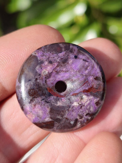 Sugilith Bustamit Kette Donut Edelstein Anhänger Kristall Heilstein Rarität selten Sammler Mineral lila rund Geschenk Mann Frau Er Sie Rar - Art of Nature Berlin